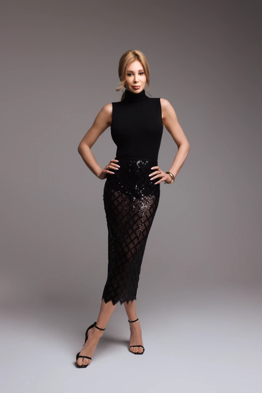 Modelka modelka w czarnej sukience